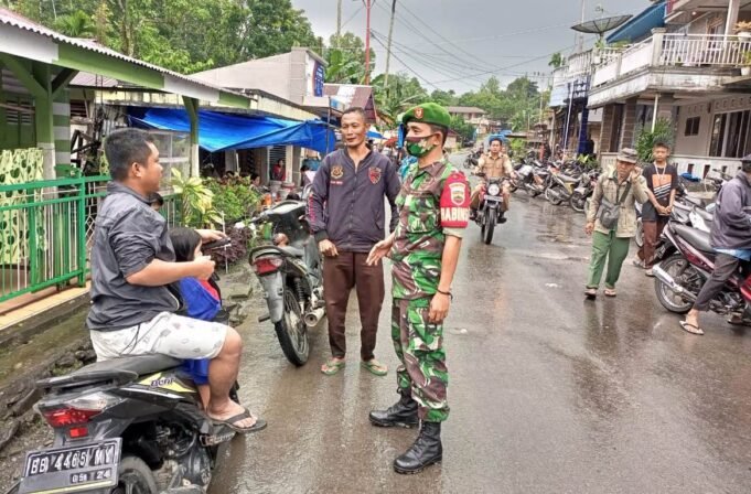 Koramil 10/Lolowau Gelar Operasi Yustisi Penegakan Disiplin Kepada Masyarakat di SPBU Lolowau Dengan Humanis
