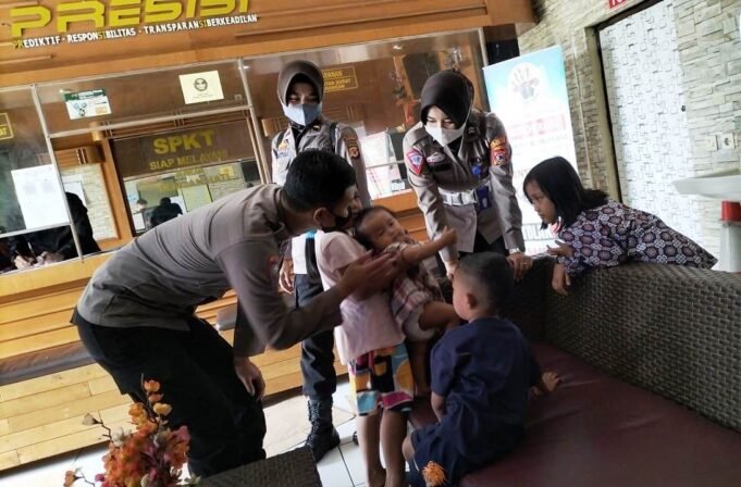 Personel Polresta Cirebon Berikan Trauma Healing bagi Anak-anak di Cianjur