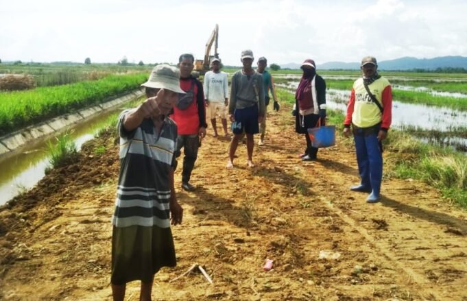 Kadin Konawe Peduli Bantu Perbaikan Jalan 1 Km Desa Anggohu Tongauna Utara