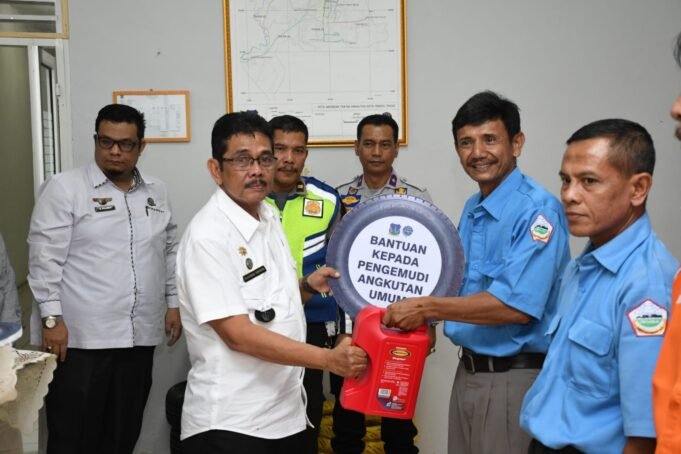 Pemko Tebing Tinggi Berikan Bantuan Subsidi Sektor Transportasi Kepada Pengemudi Angkot dan Betor