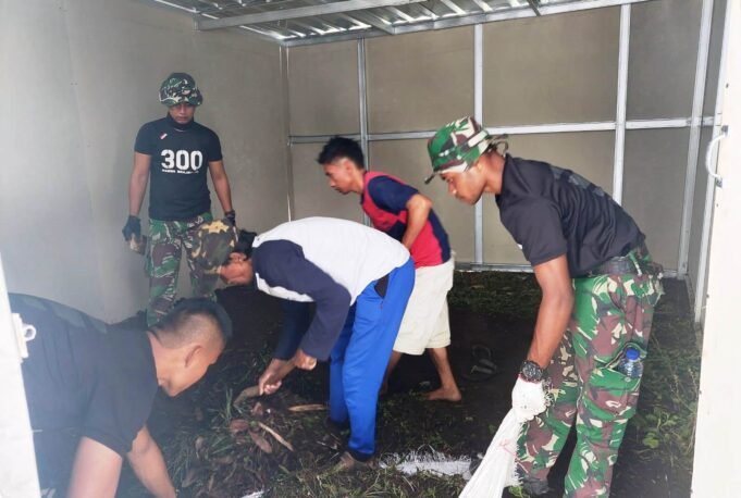 Prajurit Yonif Raider 300/Bjw Bekerjasama Dengan IOF Bangun Hunian Sementara Untuk Korban Gempa di Cianjur