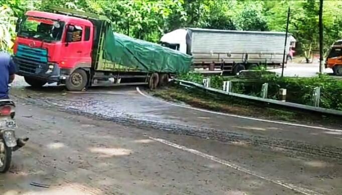 Tronton Melintang Terjebak Lumpur, Jalur Ponorogo – Pacitan Macet