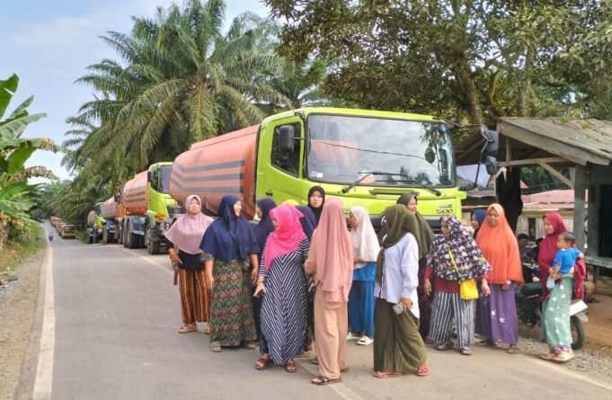 Bahaya, Emak-emak Turun ke Jalan KUD Hadang Tangki CPO PT Gora
