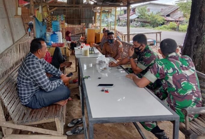 Ciptakan Keakraban dengan Warganya, Babinsa Kodim 0103/Aut Laksanakan Komsos dengan Masyarakat