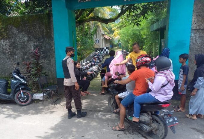 Libur Nataru, Personel Polresta Cirebon Beri Himbauan Kamtibmas Kepada Pengunjung Kolam Renang Hegar