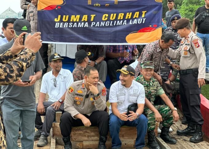 Jum’at Curhat, Kapolres Lhokseumawe Dengarkan Keluhan Panglima Laot dan Nelayan di Tengah Laut