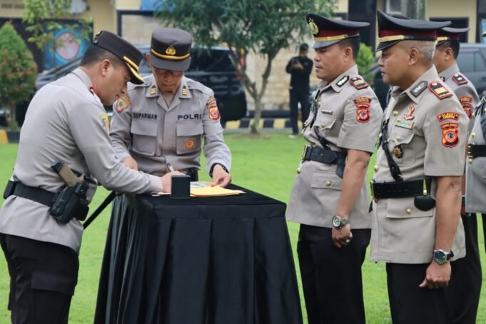 Kapolresta Cirebon Pimpin Sertijab Para Kapolsek Jajaran
