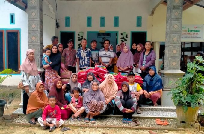 Peduli Warga Lingkungan, PT. PCR Berbagi Sembako