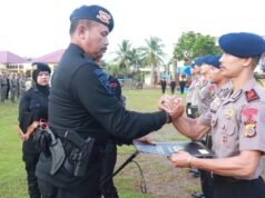 Dansat Brimob Polda Aceh Berikan Penghargaan Kepada Personel Berprestasi Saat Apel Satuan