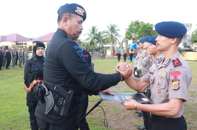 Dansat Brimob Polda Aceh Berikan Penghargaan Kepada Personel Berprestasi Saat Apel Satuan