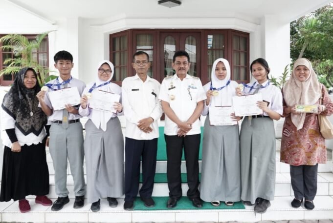 PJ. Walikota Apresiasi Empat Siswa SMA Negeri 1 Tebing Tinggi Peraih Medali Emas AISEEF