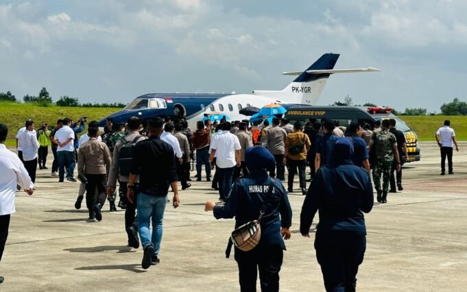 Kapolda Riau Irjen Moh Iqbal Lepas Keberangkatan Kapolda Jambi Irjen Rusdi Hartono dibandara Sultan Thaha Saifudin Jambi