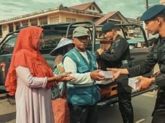 Aksi Jum’at Berkah, Brimob Bagikan Kue Kotak Gratis Kepada Masyarakat