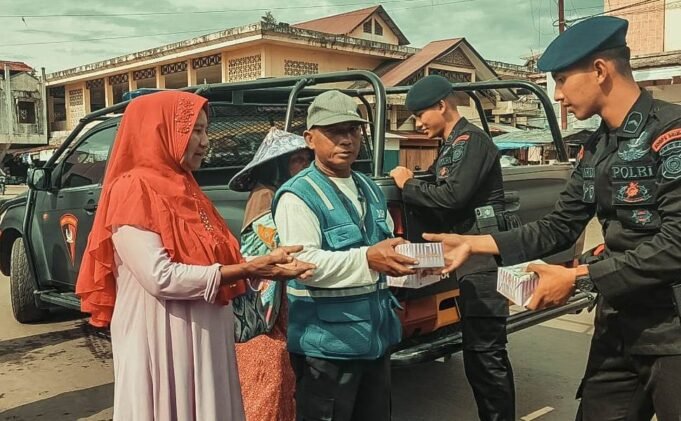 Aksi Jum’at Berkah, Brimob Bagikan Kue Kotak Gratis Kepada Masyarakat