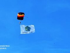 Aksi Sembilan Penerjun Payung Hiasi Langit Konawe di Momen HUT