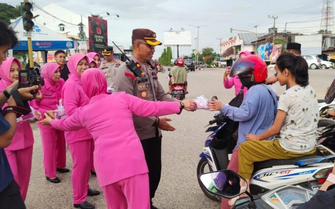 Indahnya Berbagi di Bulan Ramadhan, Polres Konawe Bagikan Nasi Kotak & Takjil Pada Masyarakat