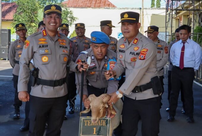 Kapolresta Cirebon Berikan Penghargaan kepada Tiga Kapolsek yang Meraih Kinerja Terbaik