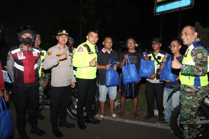 Patroli Sinergitas TNI – Polri, Ciptakan Harkamtibmas Jelang Sahur & Bagi Sembako