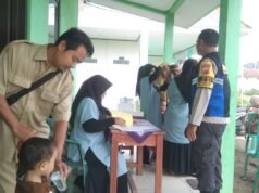 Bhabinkamtibmas Desa Kamarang Polsek Beber Lakukan Giat Imunisasi Polio Didesa Kamarang