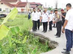 Camat Mandau Tinjau Perbaikan Jalan oleh PT PHR di Kelurahan Balik Alam