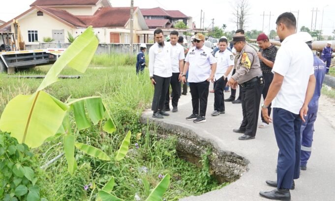 Camat Mandau Tinjau Perbaikan Jalan oleh PT PHR di Kelurahan Balik Alam