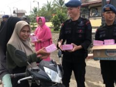 Ramadhan Berkah, Brimob Lhokseumawe Bagi – bagi Takjil untuk Warga