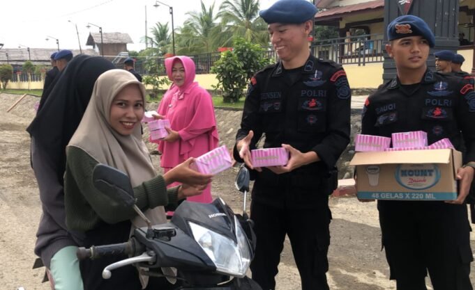 Ramadhan Berkah, Brimob Lhokseumawe Bagi – bagi Takjil untuk Warga