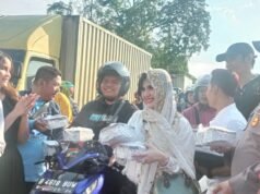 Melvy Noviza, Eko AFI 1, Ustad Bruce Lee, Syafrudin Budiman dan Relawan Erick Thohir Bagikan Takjil di Kalideres