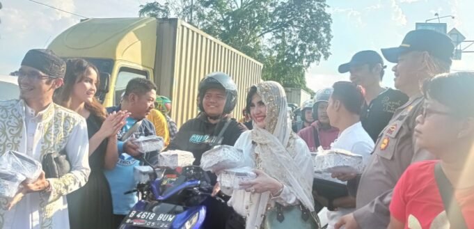 Melvy Noviza, Eko AFI 1, Ustad Bruce Lee, Syafrudin Budiman dan Relawan Erick Thohir Bagikan Takjil di Kalideres