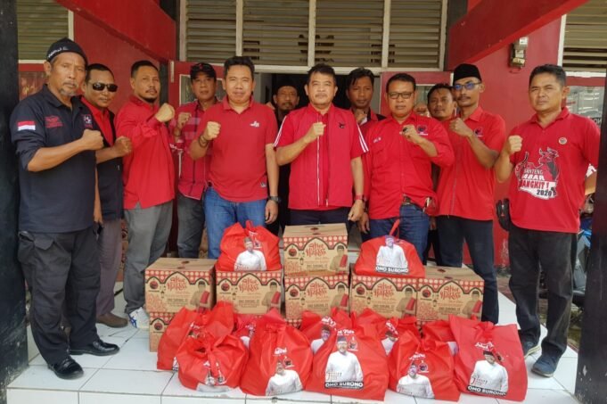 Jelang Hari Raya Idul Fitri, PDI Perjuangan Indramayu Bagikan Ribuan Paket Sembako