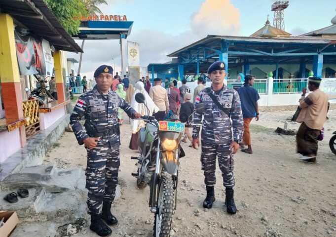Polsek Rote Timur bersama Pos TNI AL Papela Amankan Pelaksanaan Ibadah Shalat Idul Fitri 1444 H
