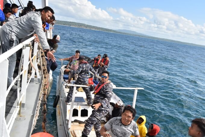 TNI AL Pulau Rote Beserta Basarnas Wilker Rote Ndao, Laksanakan Penjemputan 12 Nelayan yang Terdampar di Cape Bougenville