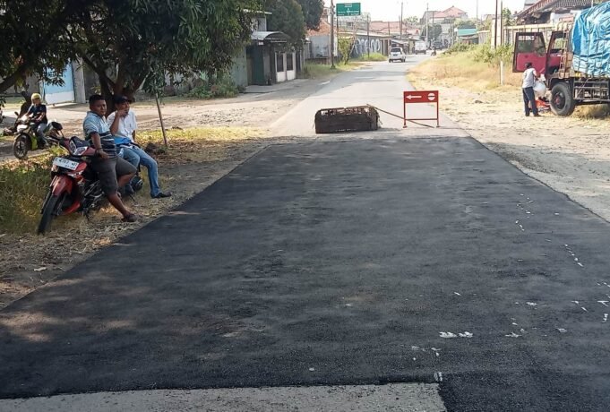 Heboh! Jalan Jalur Kabupaten Cirebon Diperbaiki Sendiri Secara Swadaya oleh Masyarakat Desa Tegalwangi