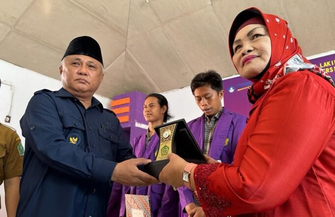 Bupati Konawe KSK Beri Bantuan Beasiswa untuk Mahasiswa Unilaki