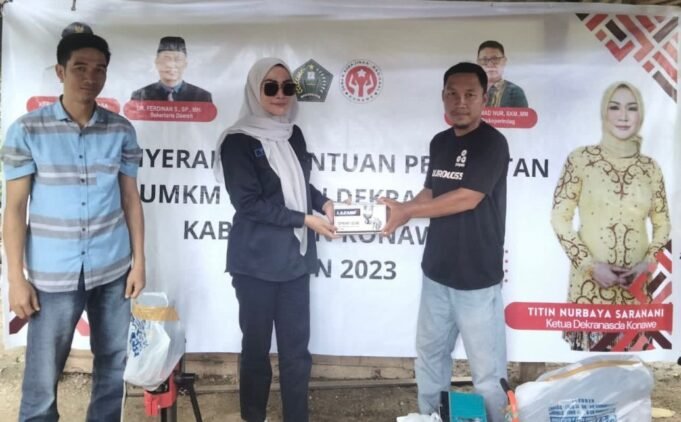 Dekrnasda Konawe Beri Bantuan Peralatan Pada Tiga UKM Binaan