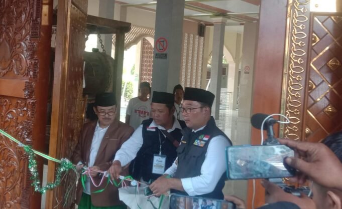 Gubernur Jawa Barat Resmikan Masjid Jamie Al-Karomah dan Santunan Anak Yatim Piatu Desa Tenajar