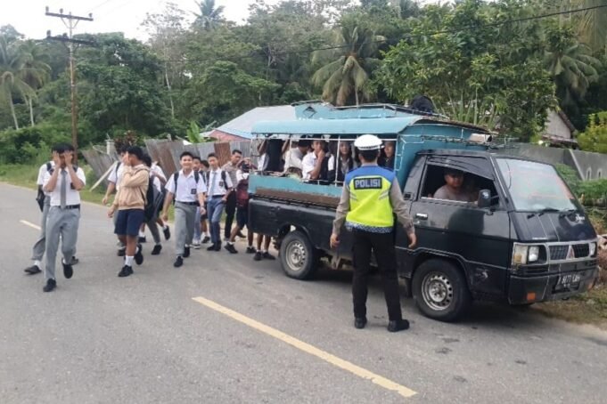 Cegah Lakalantas, Sat Lantas Polres Nisel Hentikan 5 unit Mobil Pick up Pengangkut Anak Sekolah Diatas Kap