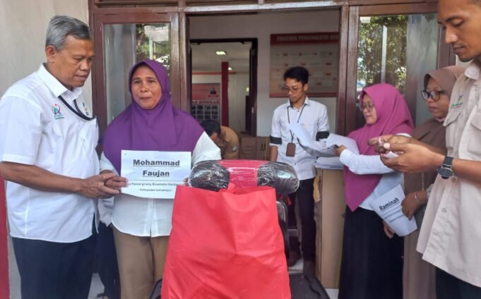 Dinas Sosial Kabupaten Indramayu Salurkan Bantuan untuk Penyandang Disabilitas dan Lansia