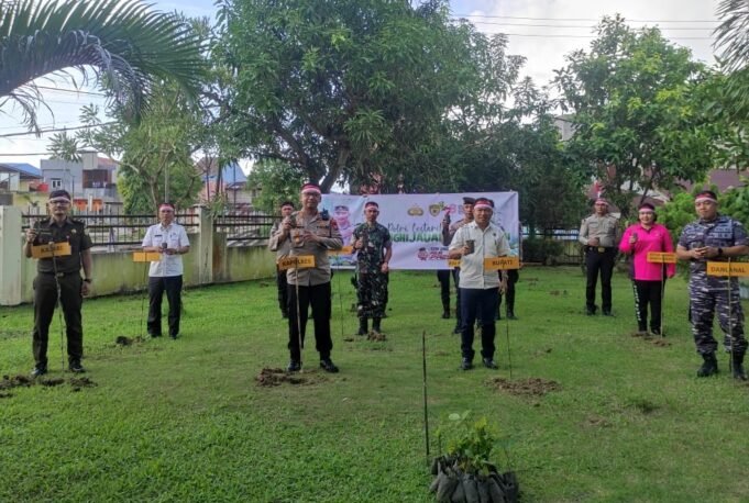 Laksanakan Penghijauan, Kapolres Nias Selatan Bersama Forkopimda Lakukan Penanaman Pohon