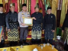 Lembaga Adat Melayu Riau Serahkan Piagam Penghargaan Kepada Kapolsek Mandau
