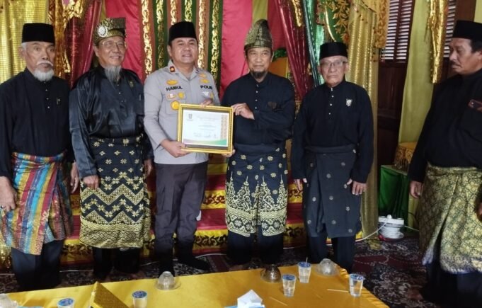 Lembaga Adat Melayu Riau Serahkan Piagam Penghargaan Kepada Kapolsek Mandau