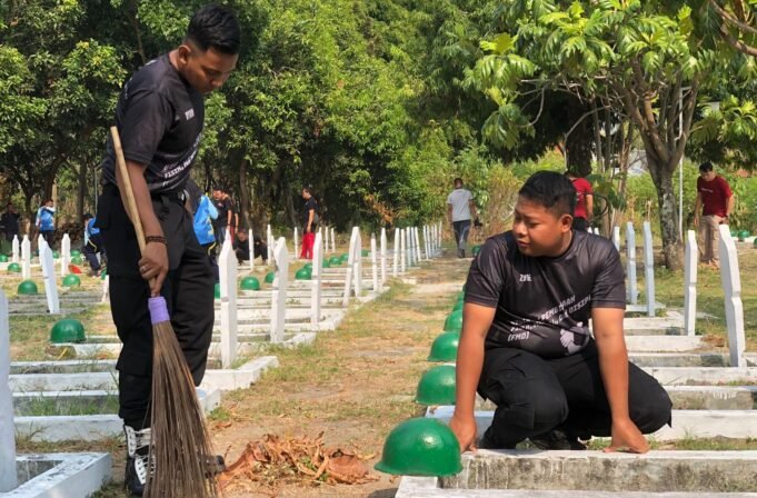 Peringati Hari Kemenkumham ke 78, Lapas Indramayu Lakukan Baksos Bersih-bersih Taman Makam Pahlawan