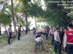 Reaksi Cepat Tanggap Bencana, Samapta Polres Nias Selatan Gotong Royong Bersihkan Material Longsoran Tebing di Desa Bawoganowo