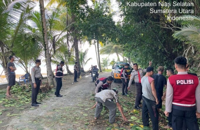 Reaksi Cepat Tanggap Bencana, Samapta Polres Nias Selatan Gotong Royong Bersihkan Material Longsoran Tebing di Desa Bawoganowo