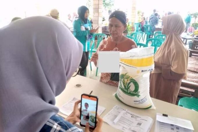 Pendistribusian Beras 10 Kg dari Bupati Indramayu Sasar 609 Desa Warga Cikedung lor