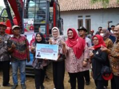 Bupati Nina Agustina Serahkan Bantuan Excavator kepada Petani Pembudidaya Ikan Desa Cemara Kulon