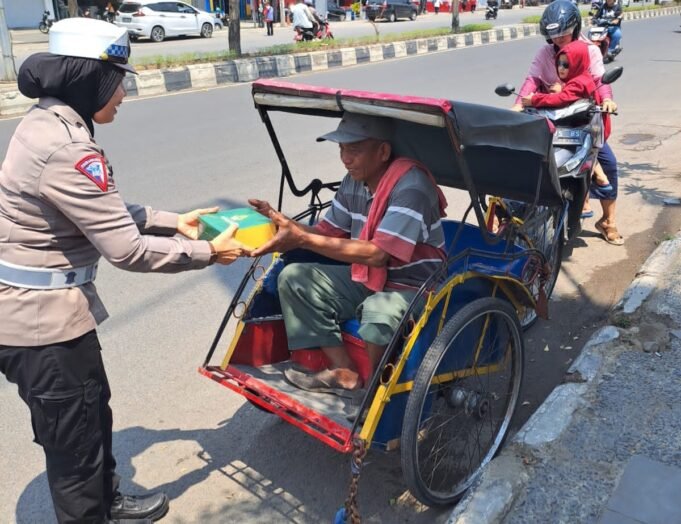 Jum’at Barokah, Polres Cirebon Kota Bagikan Puluhan Nasi Kotak