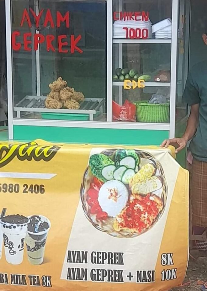 Menikmati Rasa Pedas yang Nyentrik dari Ayam Geprek Dapur Dini