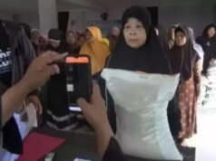 Demi Bantuan Beras, Ratusan Warga Purwakarta Rela Antri Berjam Jam