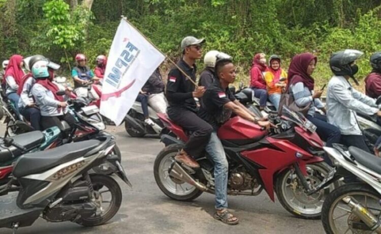 Tuntut UMK 2024 Naik 15 Persen, Ribuan Buruh Di Purwakarta Gelar Demo ...